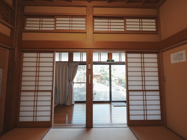 朝の障子と庭